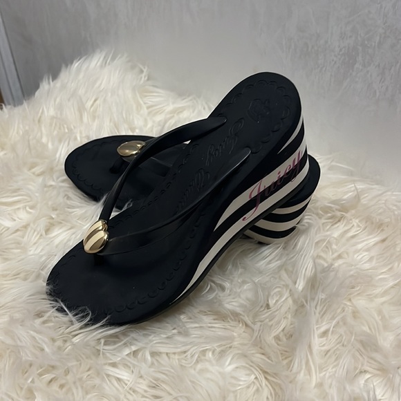 Juicy Couture size 7 sandals - Picture 3 of 5